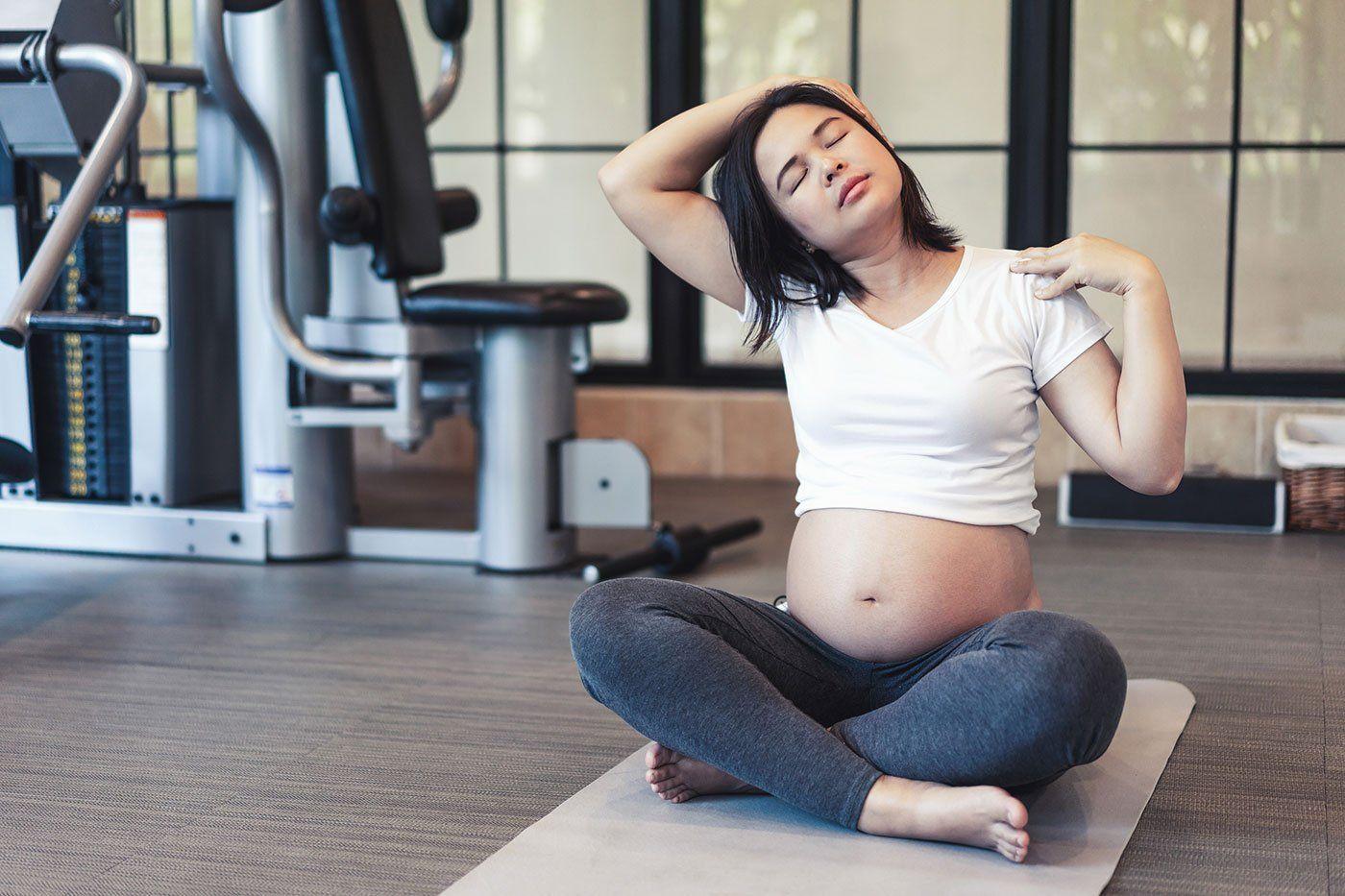 pregnant-mom-stretching-at-the-gym